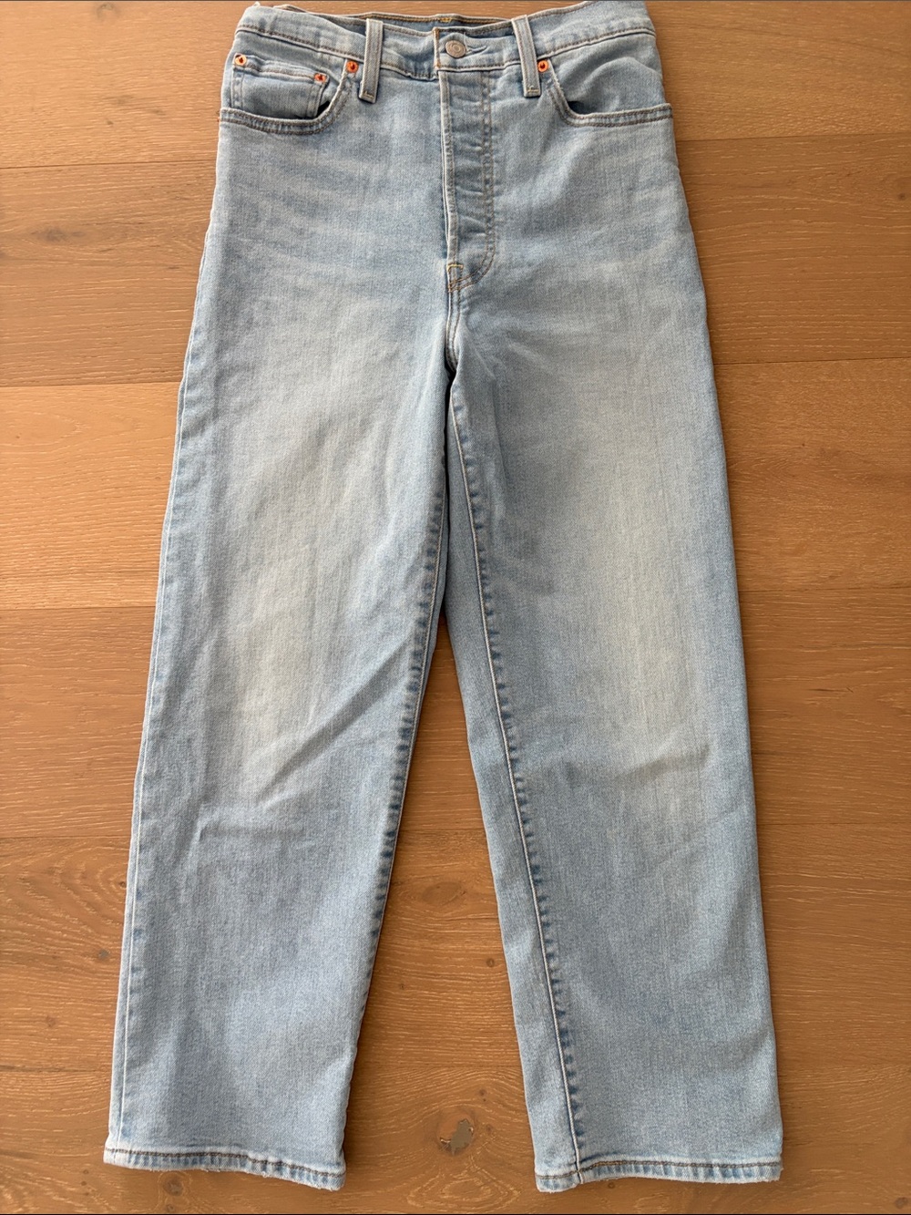 Levi's Women's Ribcage Straight Ankle Jeans. Never Worn.